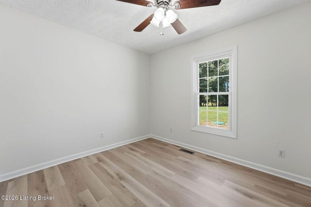 142 Meadow Lake Dr, Taylorsville, KY 40071
