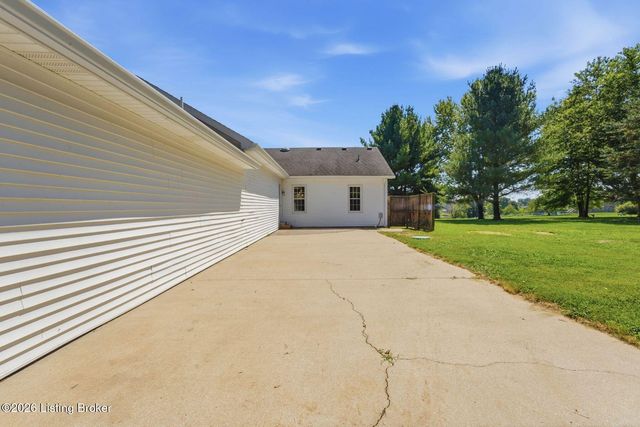 142 Meadow Lake Dr, Taylorsville, KY 40071