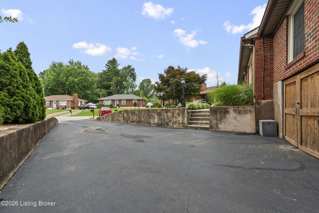 9901 Nanka Rd, Louisville, KY 40272