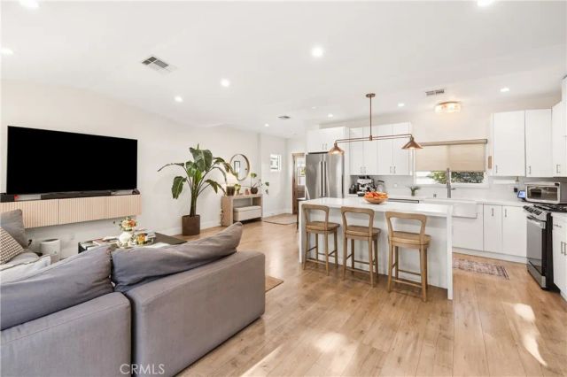7247 Genesta, Lake Balboa, CA 91406