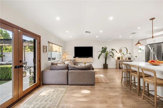 7247 Genesta, Lake Balboa, CA 91406