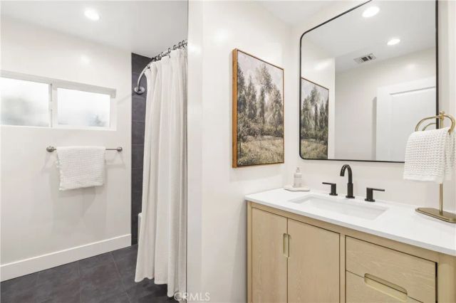 7247 Genesta, Lake Balboa, CA 91406