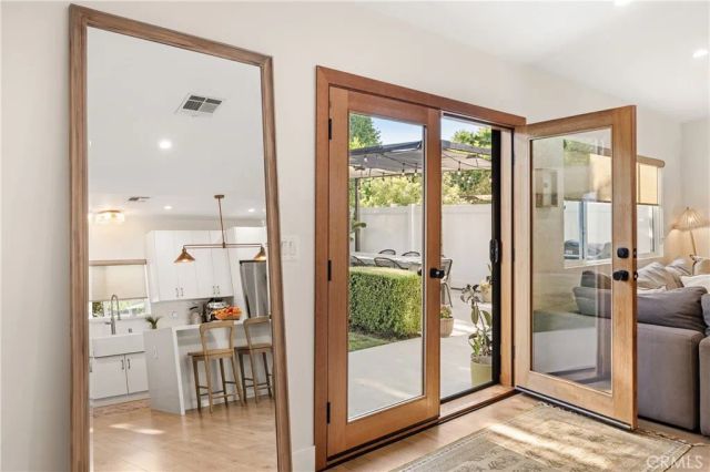 7247 Genesta, Lake Balboa, CA 91406