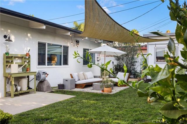 7247 Genesta, Lake Balboa, CA 91406