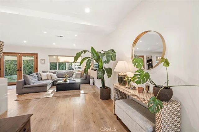 7247 Genesta, Lake Balboa, CA 91406