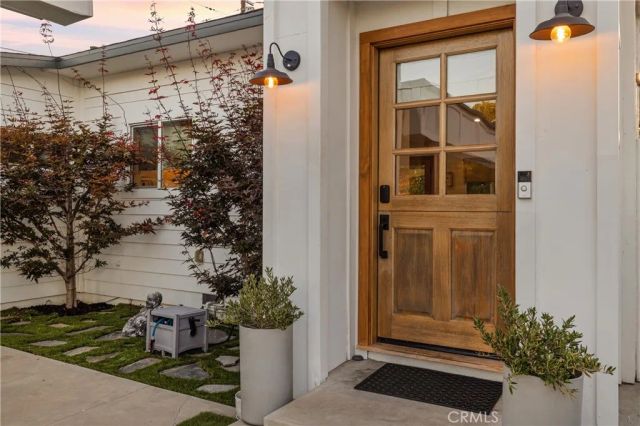 7247 Genesta, Lake Balboa, CA 91406