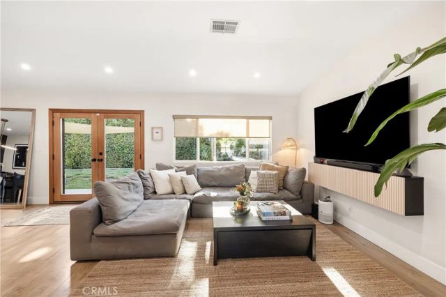 7247 Genesta, Lake Balboa, CA 91406