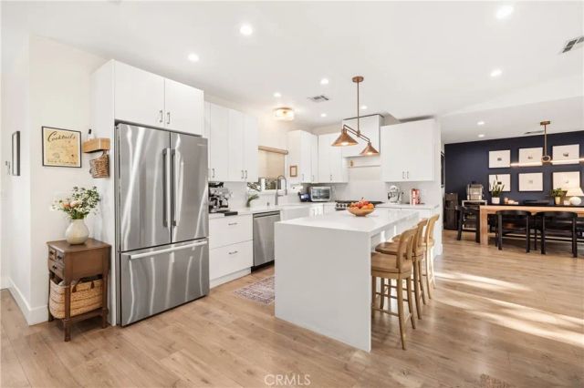 7247 Genesta, Lake Balboa, CA 91406