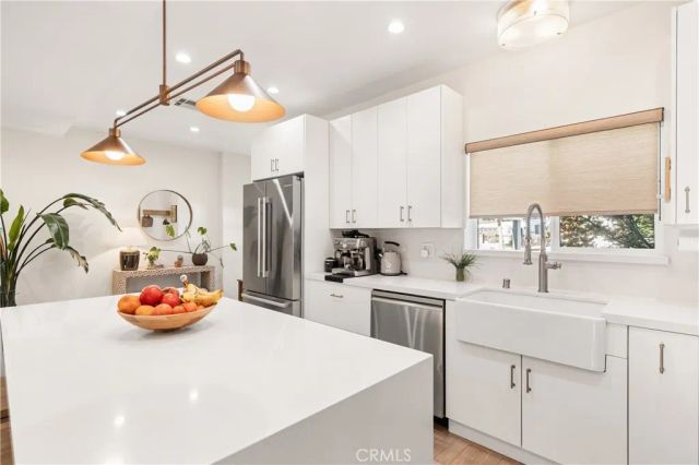 7247 Genesta, Lake Balboa, CA 91406