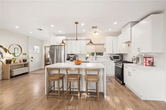7247 Genesta, Lake Balboa, CA 91406
