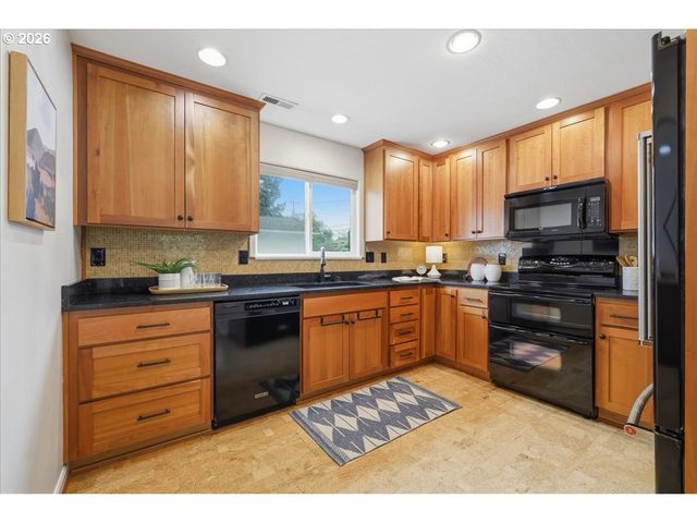 3040 N HUNT St, Portland, OR 97217