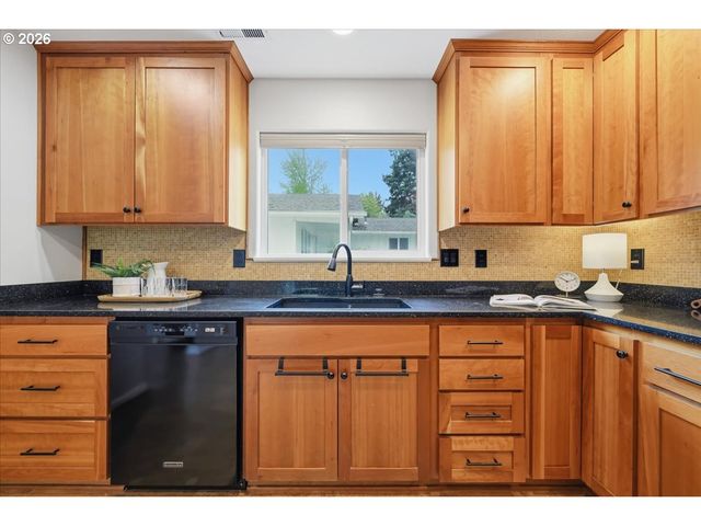 3040 N HUNT St, Portland, OR 97217