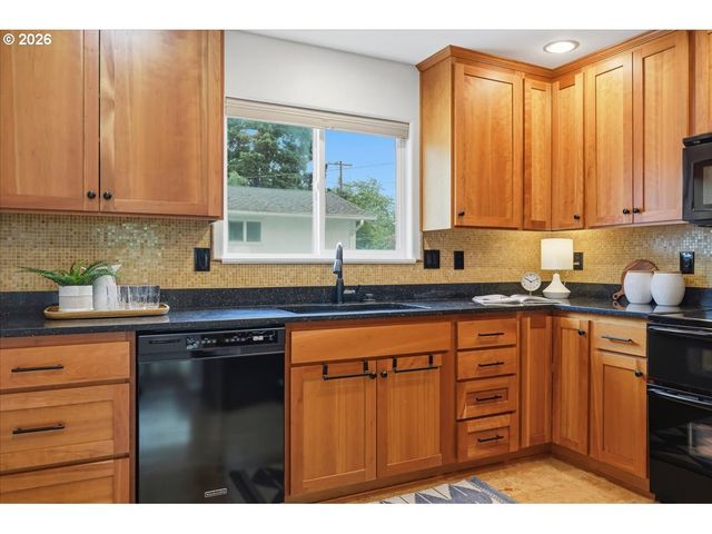 3040 N HUNT St, Portland, OR 97217