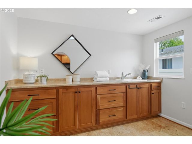 3040 N HUNT St, Portland, OR 97217