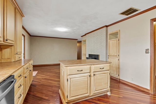 2143 E Madison Street, Springfield, MO 65802