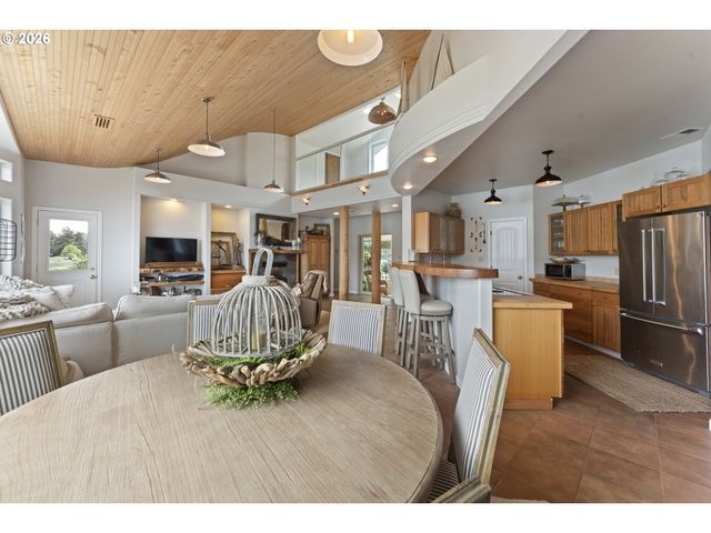 1008 LAKESHORE Dr, Port Orford, OR 97465