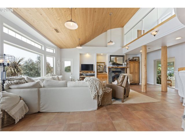 1008 LAKESHORE Dr, Port Orford, OR 97465