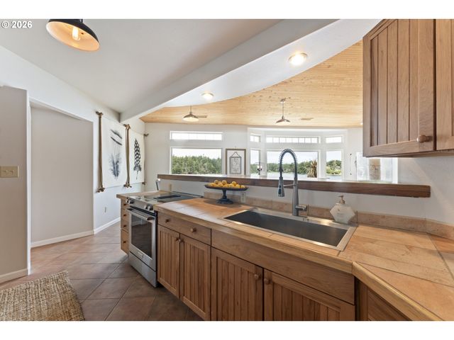 1008 LAKESHORE Dr, Port Orford, OR 97465