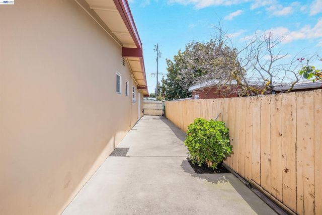 1673 Southgate St, Hayward, CA 94545