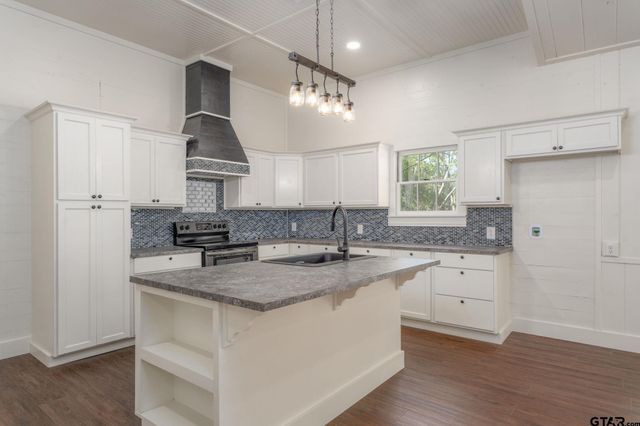 605 E CALVERT ST., Troup, TX 75789