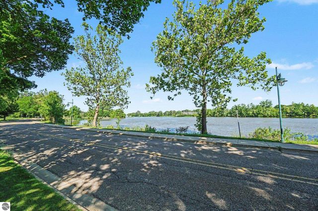 131 Riverside Drive, Alma, MI 48801