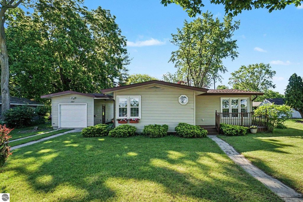 Image 1 of property listing at 131 Riverside Drive, Alma, MI 48801