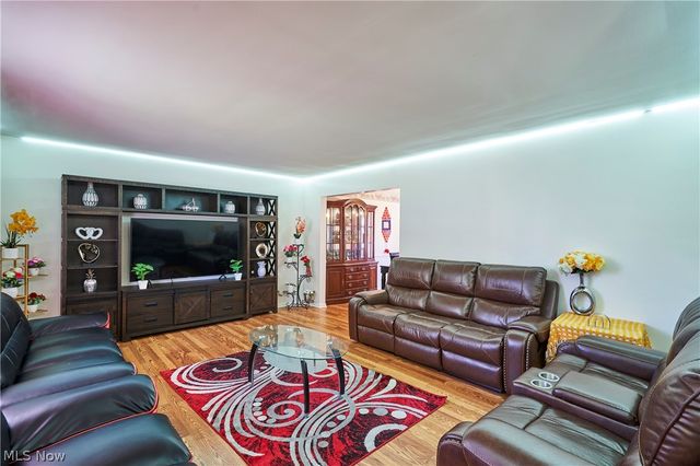 636 Franklin Avenue, Cuyahoga Falls, OH 44221