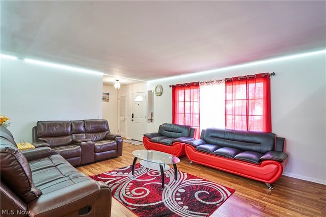 636 Franklin Avenue, Cuyahoga Falls, OH 44221