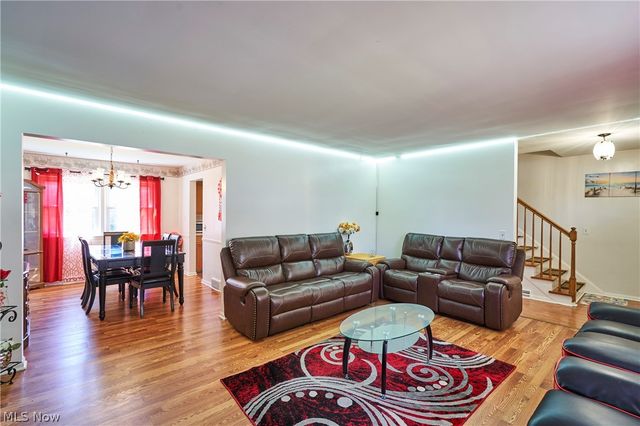 636 Franklin Avenue, Cuyahoga Falls, OH 44221