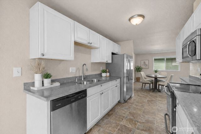 24619 12th Avenue S, Des Moines, WA 98198