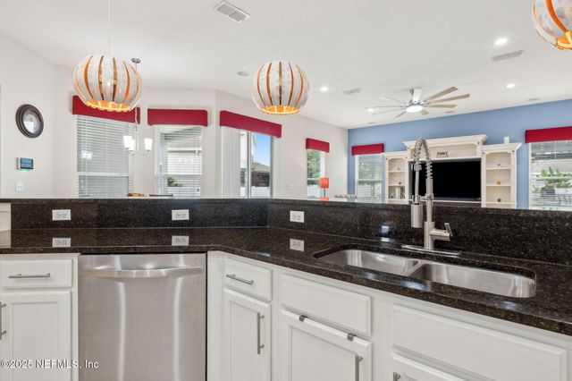 127 BRADFORD LAKE Circle, Jacksonville, FL 32218