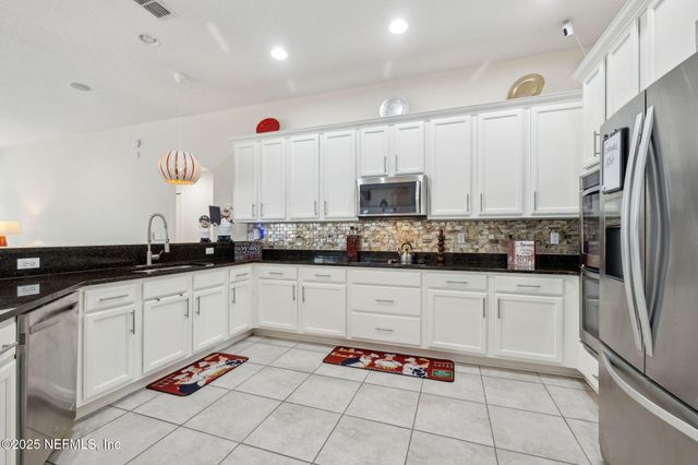 127 BRADFORD LAKE Circle, Jacksonville, FL 32218