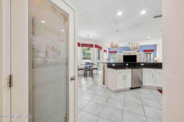 127 BRADFORD LAKE Circle, Jacksonville, FL 32218