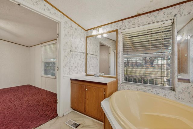 3 Miller ST, Smithville, TX 78957