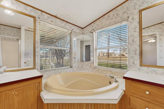 3 Miller ST, Smithville, TX 78957