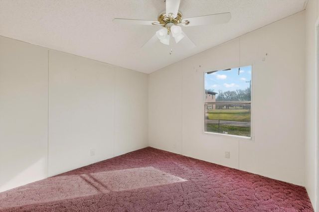 3 Miller ST, Smithville, TX 78957