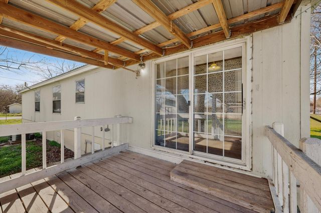 3 Miller ST, Smithville, TX 78957
