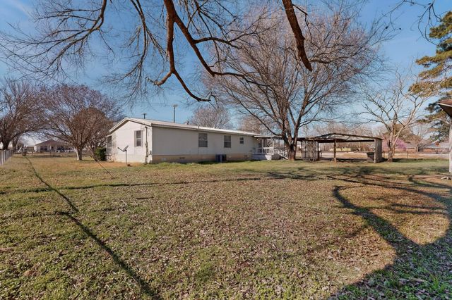 3 Miller ST, Smithville, TX 78957