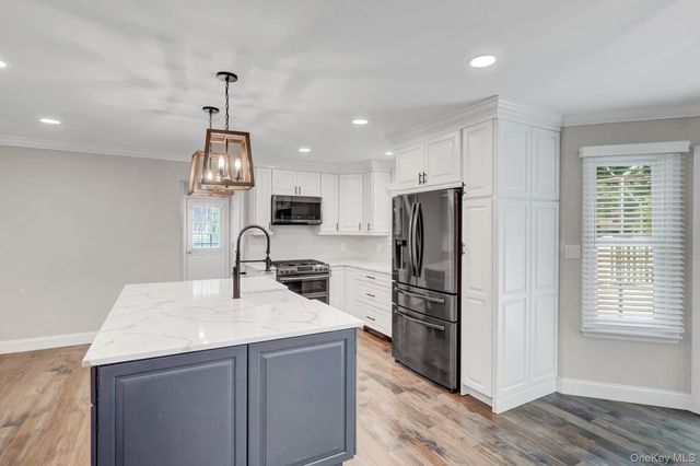27 4th Avenue, Rocky Point, NY 11778