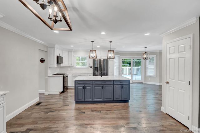 27 4th Avenue, Rocky Point, NY 11778