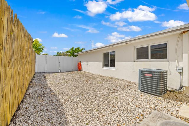 253 SW 2nd Court, Deerfield Beach, FL 33441