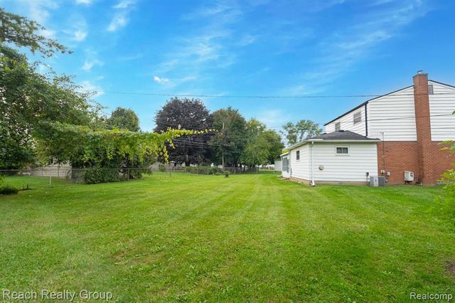 200 Clinton River Court, Mount Clemens, MI 48043