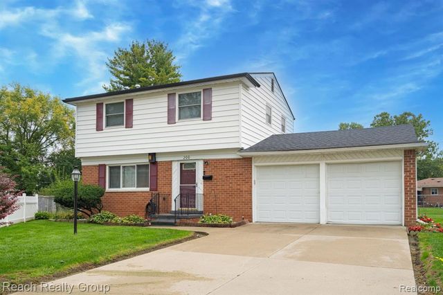 200 Clinton River Court, Mount Clemens, MI 48043