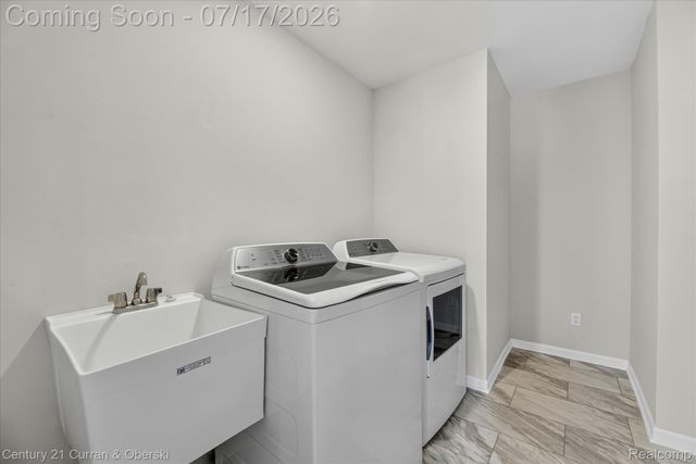 8404 Capstone Drive, White Lake Charter Township, MI 48386