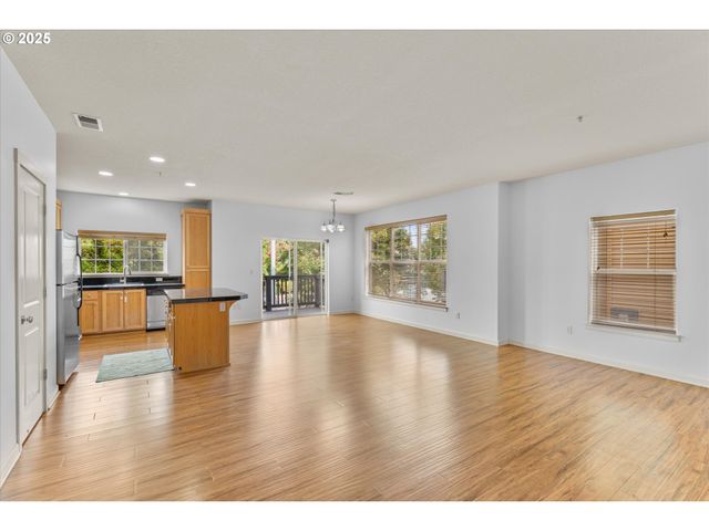 1050 Sw 170TH Ave 201, Beaverton, OR 97003