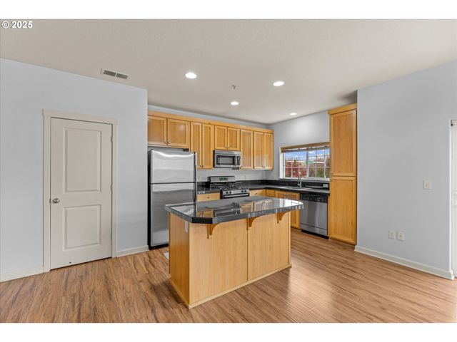 1050 Sw 170TH Ave 201, Beaverton, OR 97003