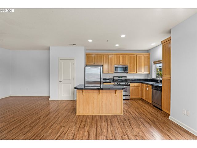 1050 Sw 170TH Ave 201, Beaverton, OR 97003