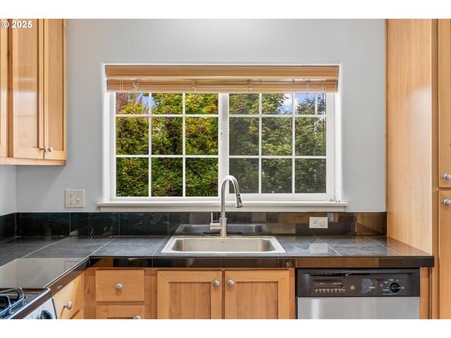 1050 Sw 170TH Ave 201, Beaverton, OR 97003