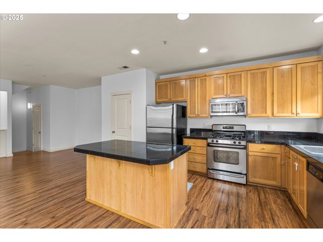 1050 Sw 170TH Ave 201, Beaverton, OR 97003