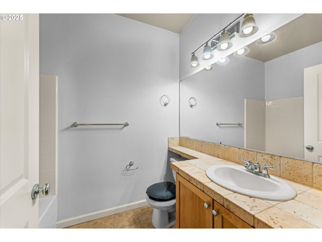 1050 Sw 170TH Ave 201, Beaverton, OR 97003